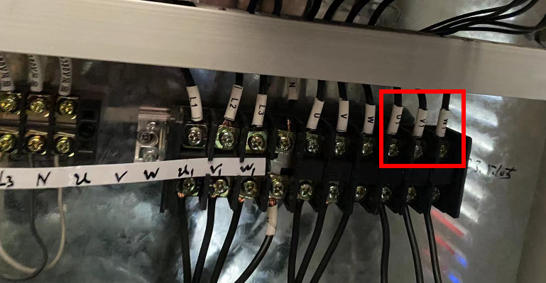 Si la máquina funciona al revés, intercambie dos cables cualesquiera de U1, V1, W1.
