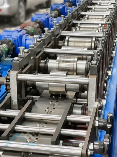 Máquina formadora de rollos verticales con estantes metálicos para productos 
